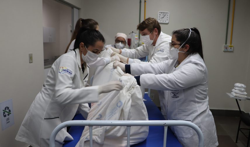 alunos de Enfermagem atuando em simulação