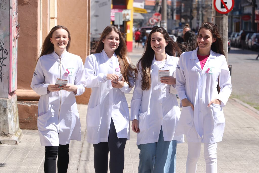 MEDICINA UCPEL ALUNAS ATUAM EM PROJETO DE PREVENÇÃO NAS RUAS DA CIDADE