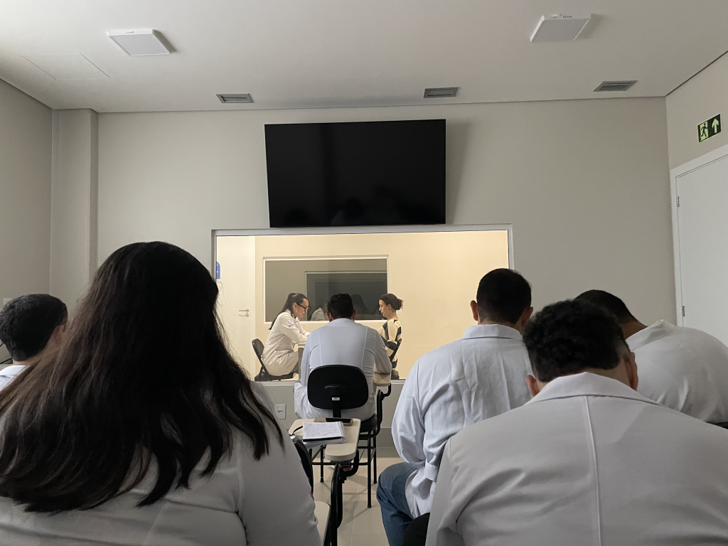 Alunos Medicina UCPel acompanham atendimento simulado no HSim