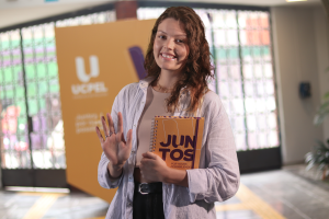 O novo curso de Nutrição da UCPel une teoria e prática desde o início da formação, com aulas em laboratórios modernos e integração com outros cursos da área da saúde. A graduação prepara profissionais para atuar em diferentes campos da nutrição, com foco na promoção da saúde, qualidade de vida e alimentação equilibrada.